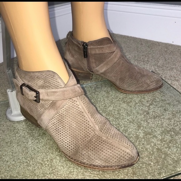 Vince Camuto Booties Side Zip Crisscross strap Tan Perforated Faux Leather 6.5 - Picture 3 of 6